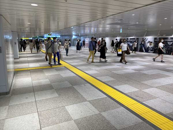 新宿駅東西自由通路内の写真