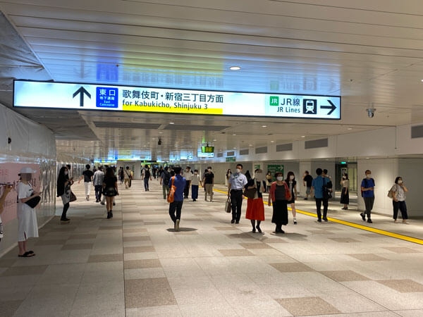 JR新宿駅の地下通路にある先の地域への案内板の写真