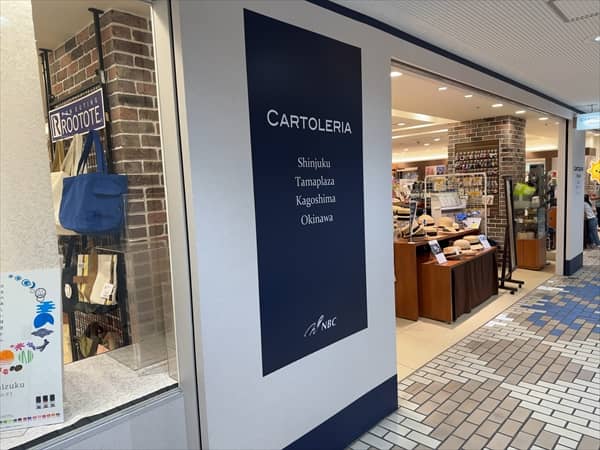 紀伊国屋書店新宿本店の地下1階にある文具・雑貨売り場「CARTOLERIA（カトレリア）」入口写真
