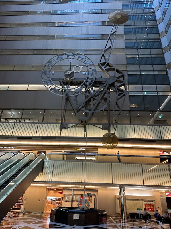 新宿NSビルのユックリズム振り子時計の拡大写真