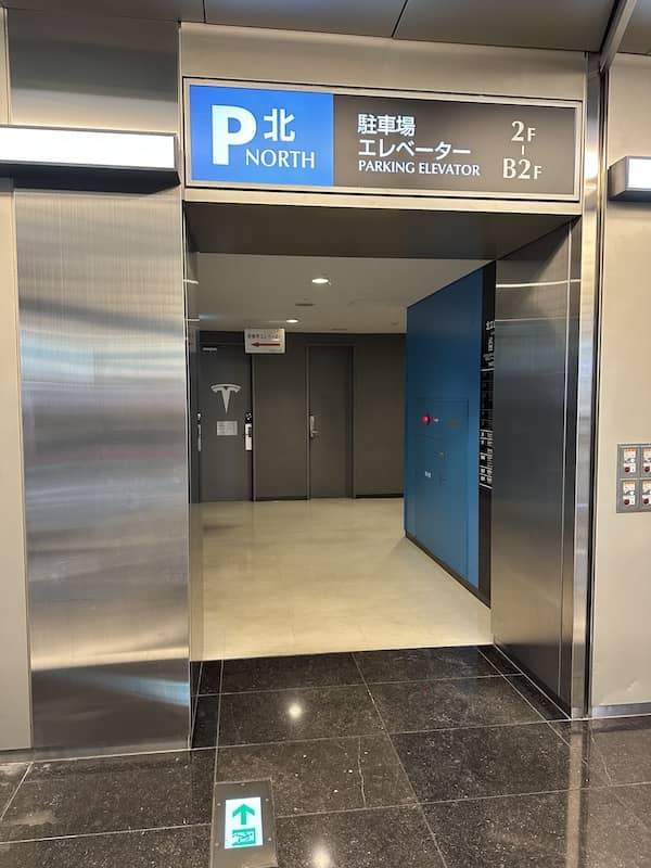 新宿NSビルの駐車場へのエレベーター写真