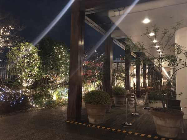 新宿タカシマヤ13階の屋外庭園のイルミネーションの写真