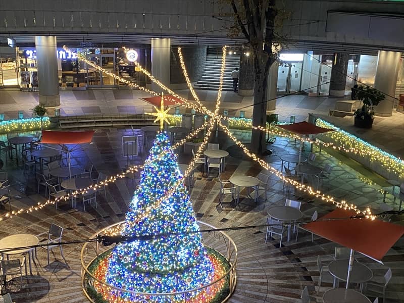 新宿アイランドタワー地下広場のクリスマスツリーイルミネーション写真