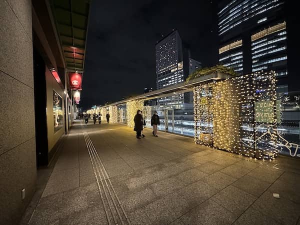 新宿タカシマヤ2階外通路のイルミネーション写真