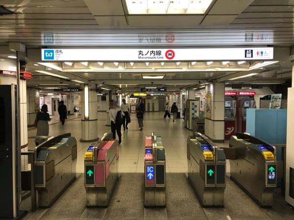 丸の内線の西新宿駅の改札写真