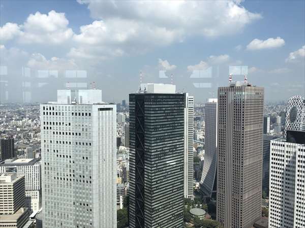 都庁展望室から見える西新宿の高層ビル群の写真