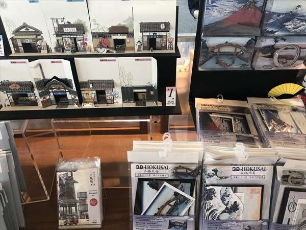 都庁展望台で買える日本の伝統品の土産写真